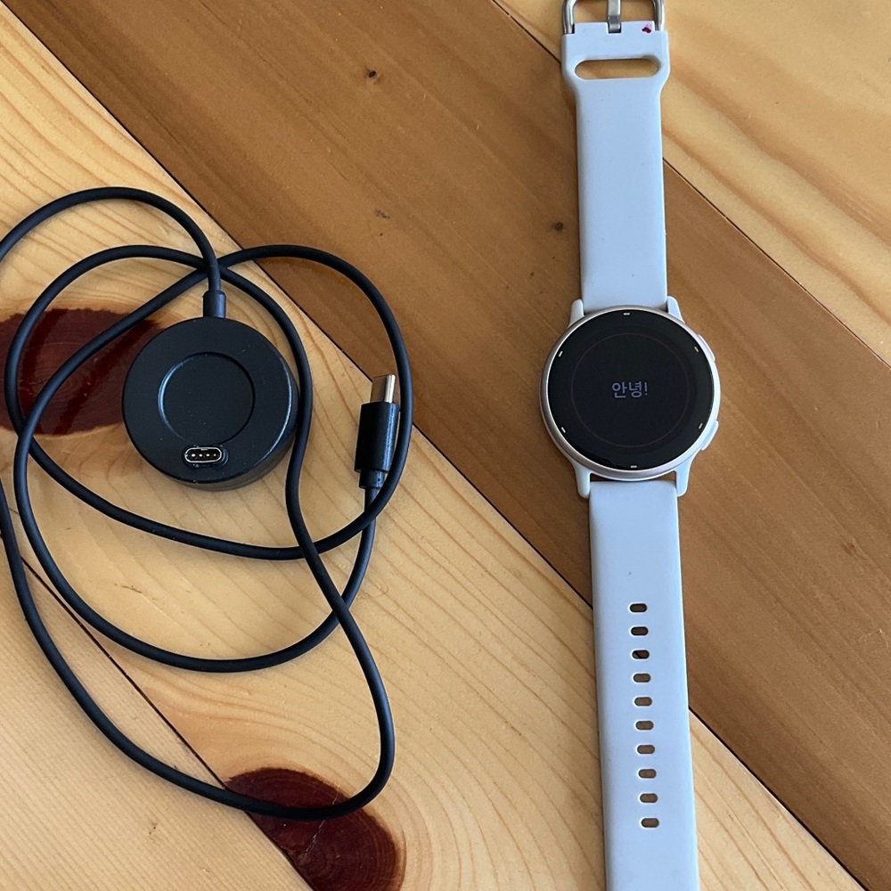 Garmin White Vivoactive 5 Smartwatch with Black Charging Cable